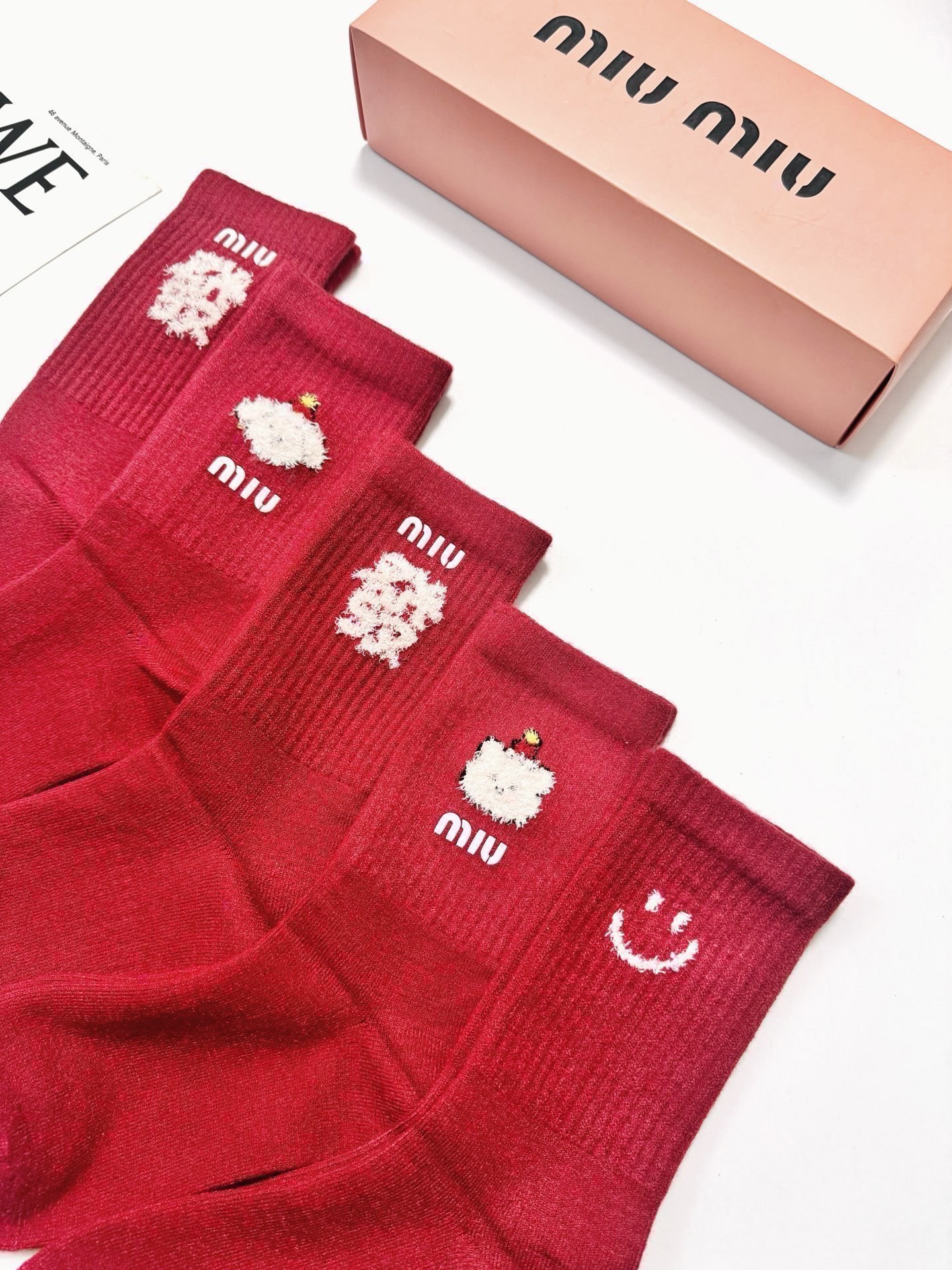 配包装🌟【一盒5双】🌟 缪缪 miumiu 爆款经典字母 羊绒中筒袜 年袜 🔥羊绒混纺 材质，超完美结合