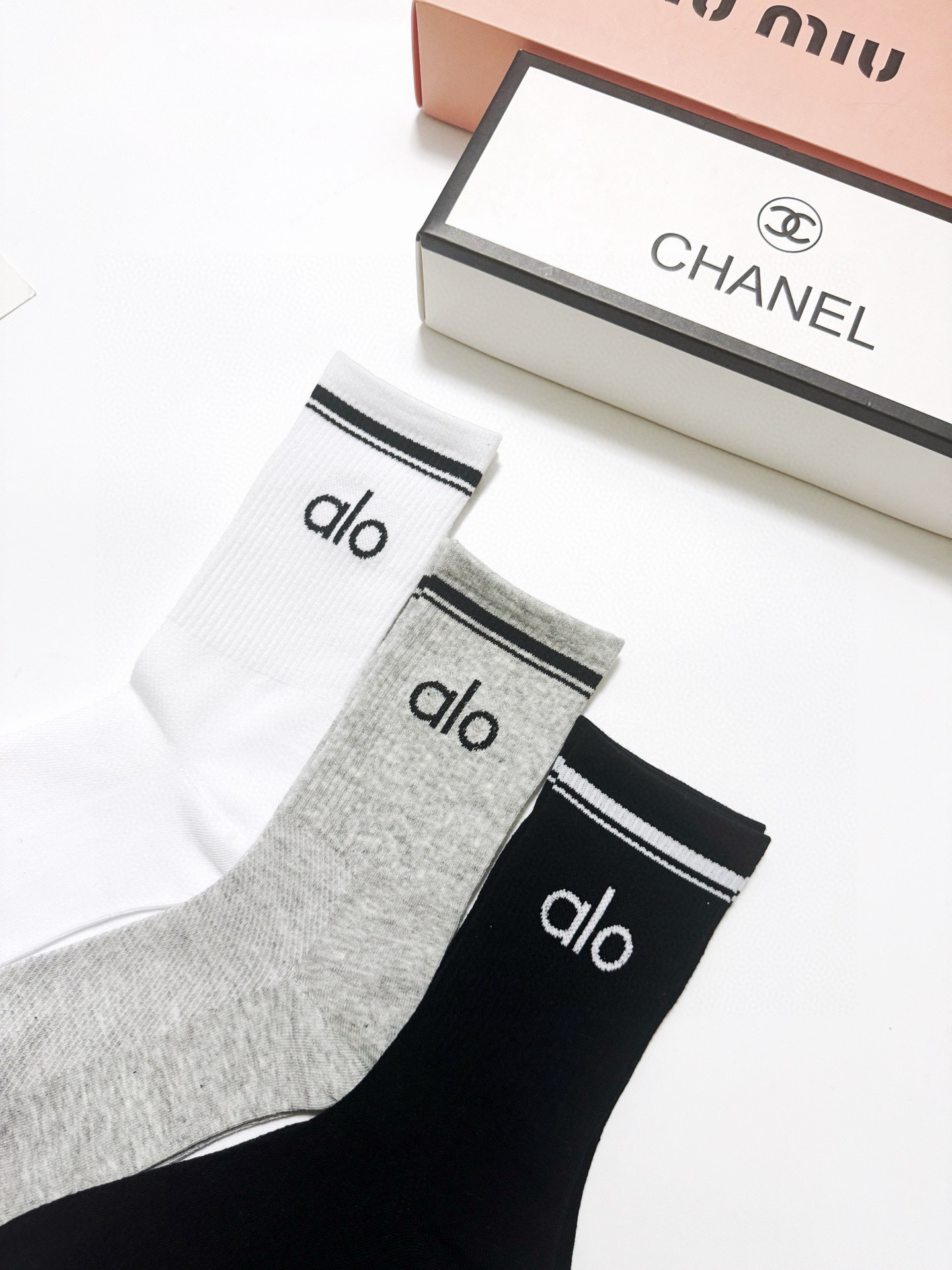 配包装🌟【一盒3双】 🌟 alo 经典字母logo 纯棉中筒袜 ，ins超火爆小腿短袜，纯棉面料，潮人必
