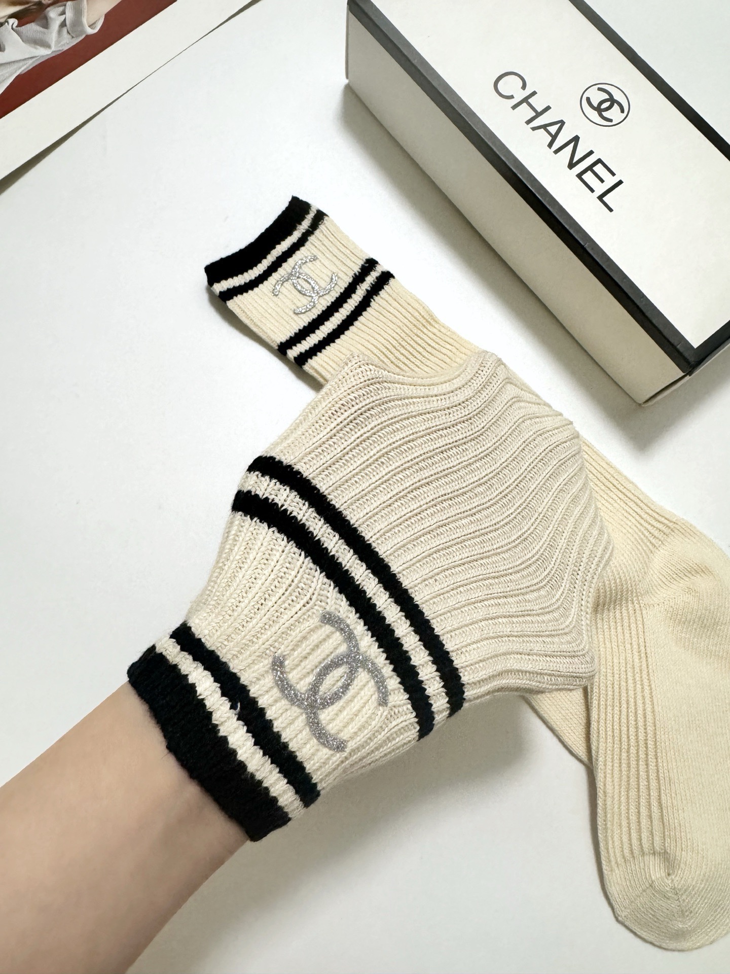 配包装🌟【一盒一双】🌟Chanel 香奈儿 经典双C字母logo纯棉长筒袜 小腿袜🌟ins爆款！专柜在售