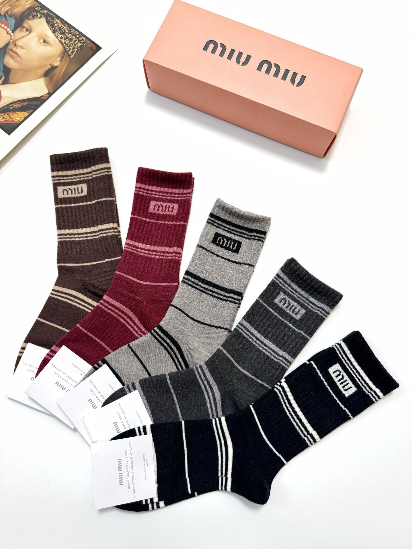配包装🌟【一盒5 双】 🌟缪缪miumiu 经典字母 logo 羊绒混纺中筒袜 ，ins超火爆中筒袜，潮