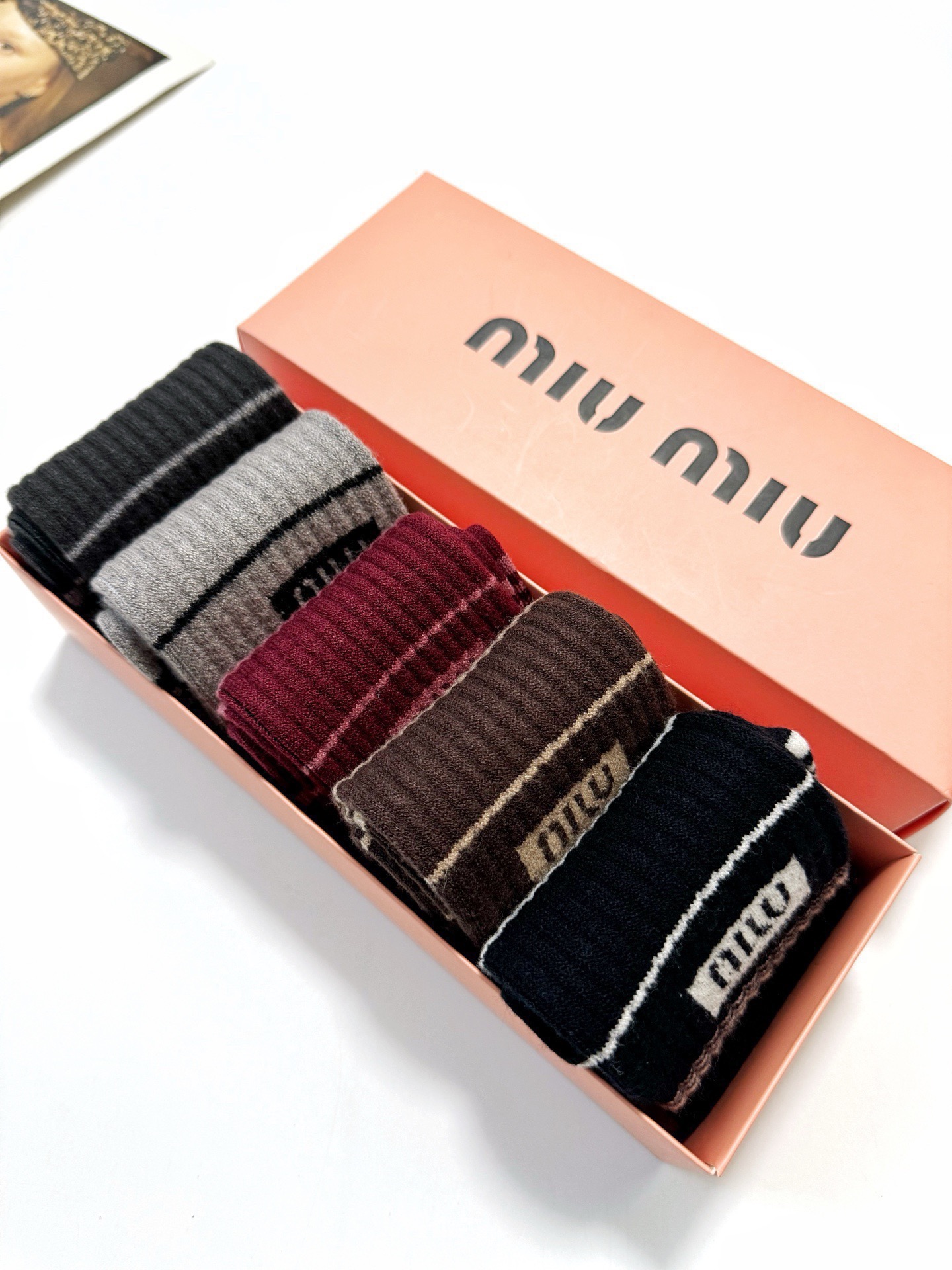 配包装🌟【一盒5 双】 🌟缪缪miumiu 经典字母 logo 羊绒混纺中筒袜 ，ins超火爆中筒袜，潮