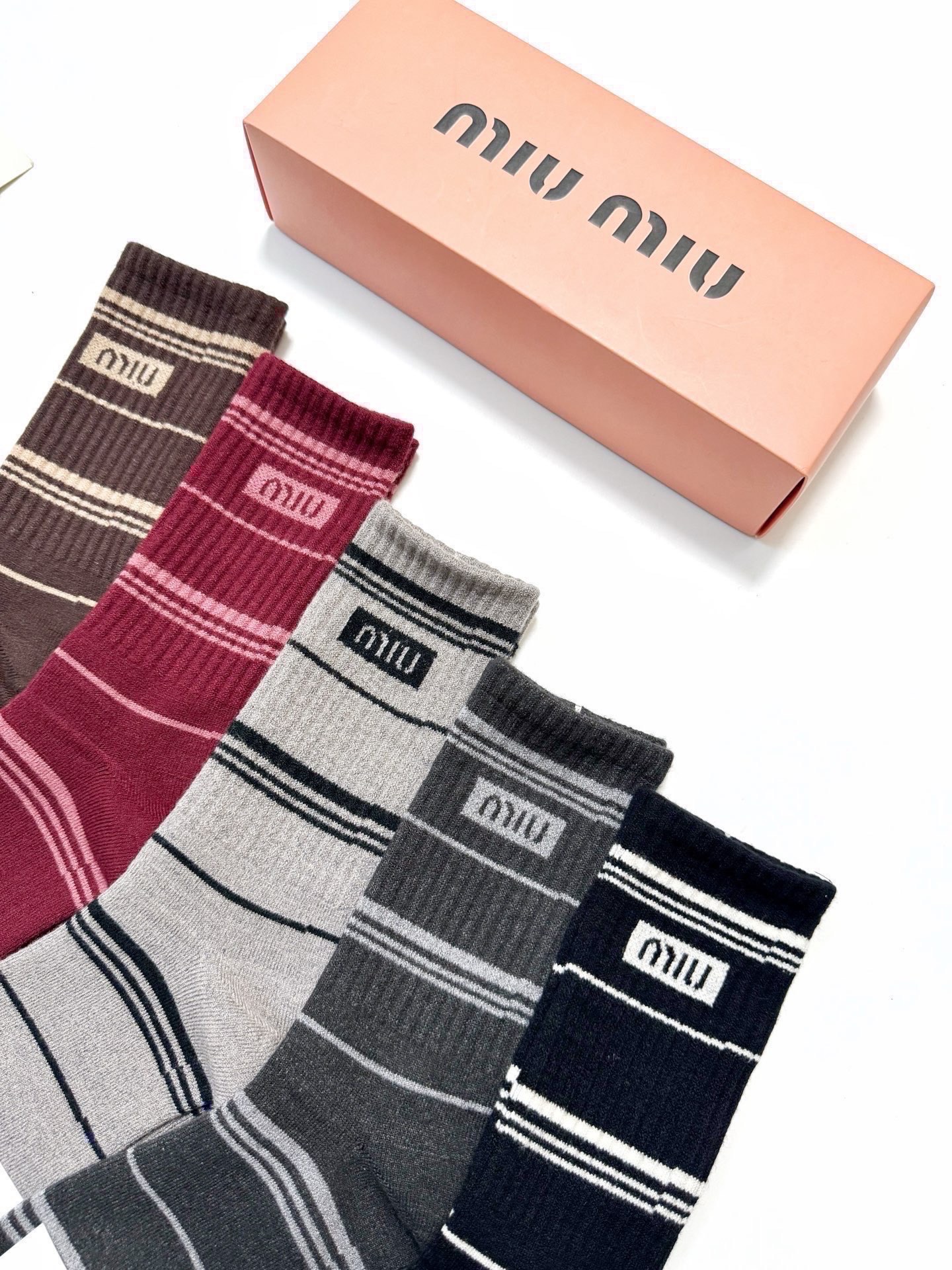 配包装🌟【一盒5 双】 🌟缪缪miumiu 经典字母 logo 羊绒混纺中筒袜 ，ins超火爆中筒袜，潮