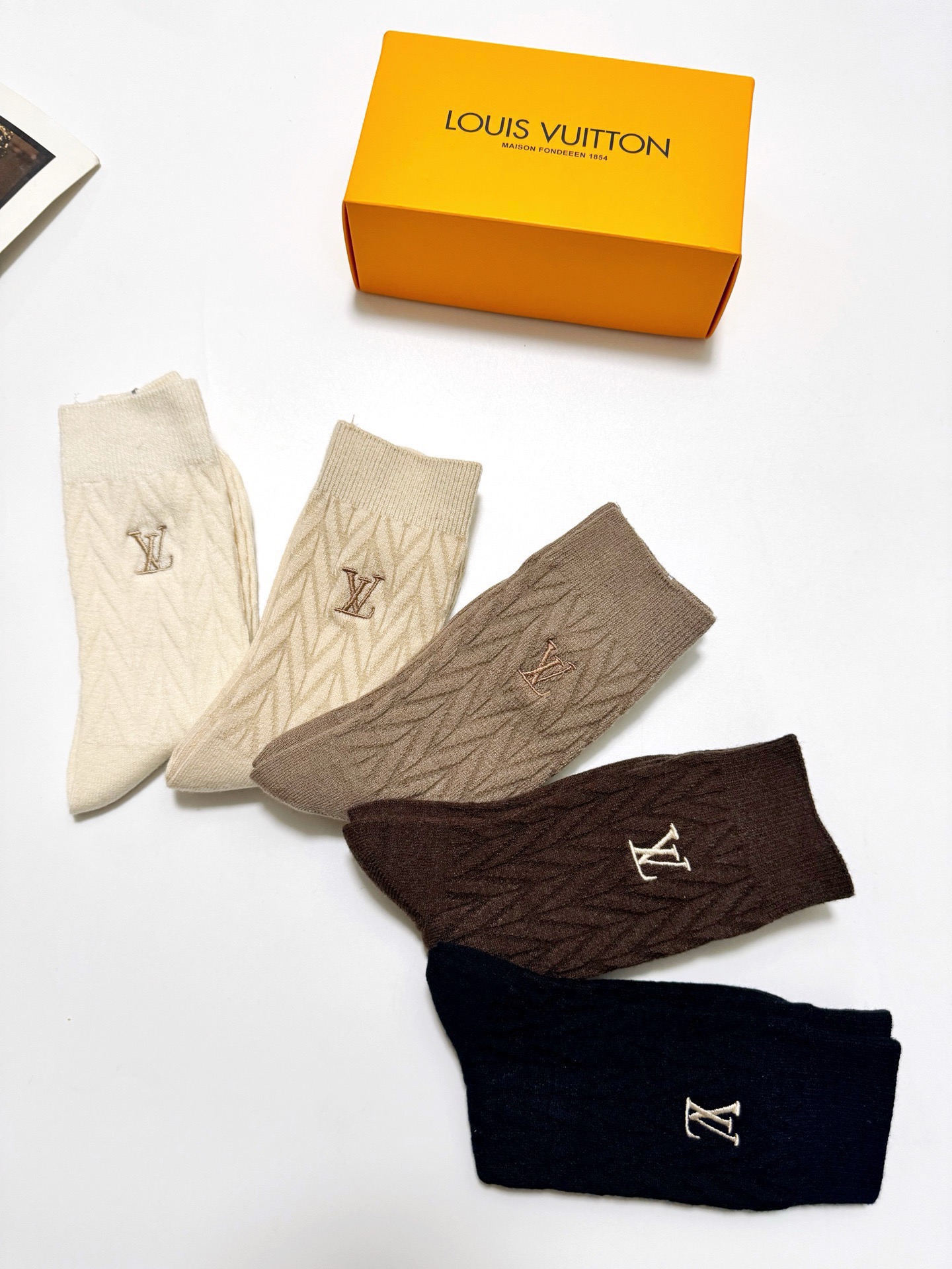 配包装🌟【一盒5 双】 🌟LV 路易威登 经典字母logo 羊绒混纺 中筒袜 ，ins超火爆配色 ，超级