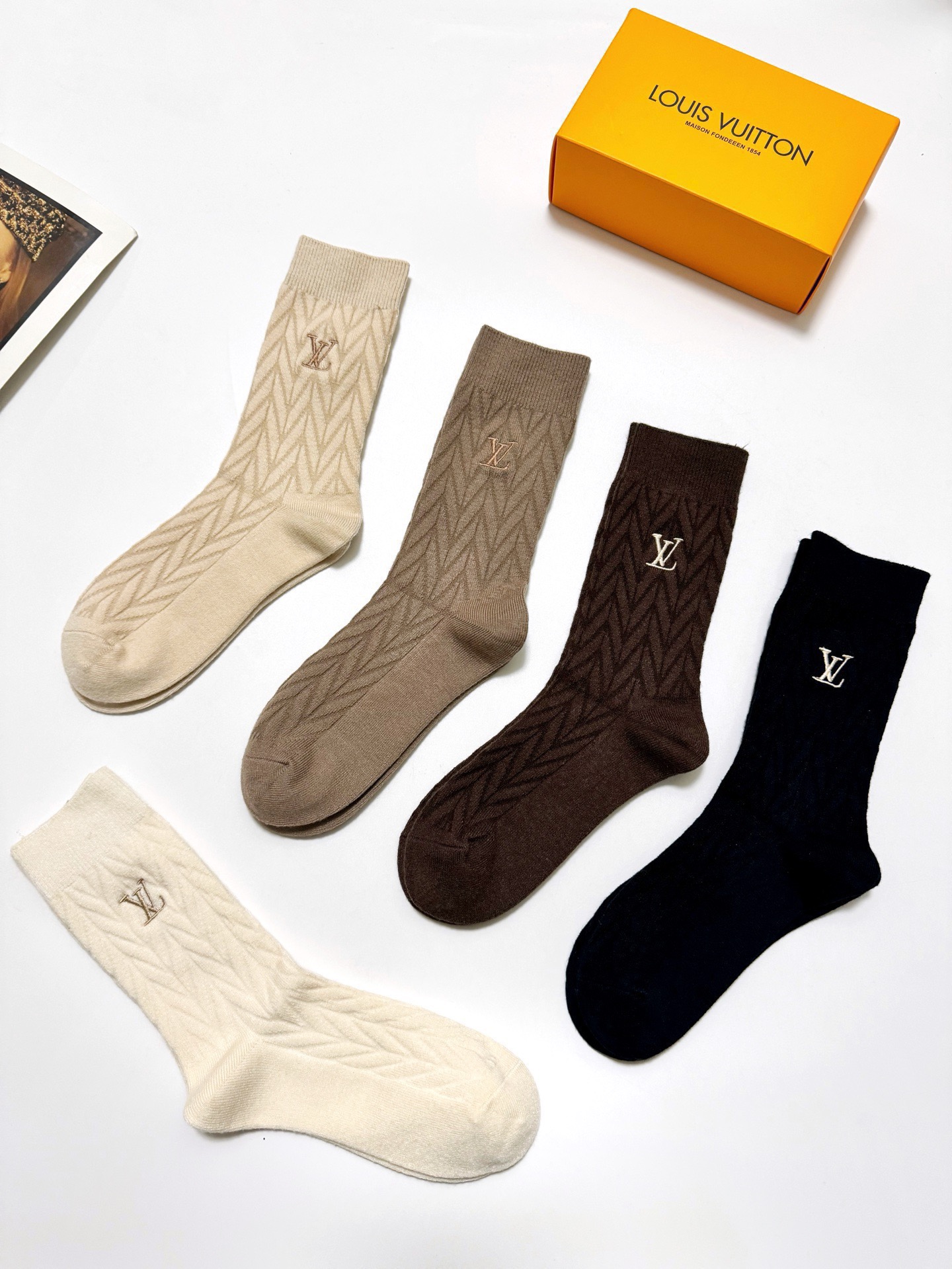 配包装🌟【一盒5 双】 🌟LV 路易威登 经典字母logo 羊绒混纺 中筒袜 ，ins超火爆配色 ，超级