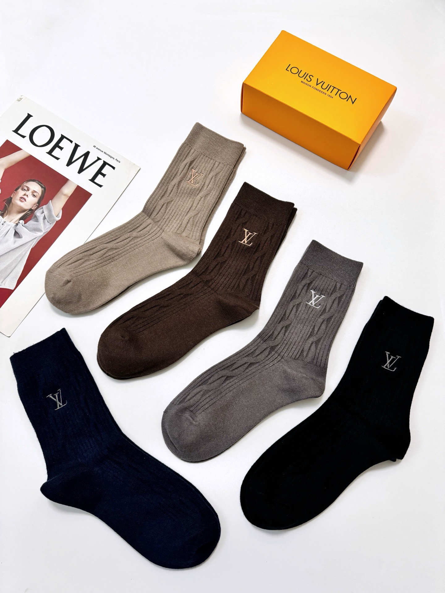 配包装🌟【一盒5 双】男士福利款 🌟LV 路易威登 经典刺绣字母logo 羊绒混纺中筒袜 ，软糯亲肤，i