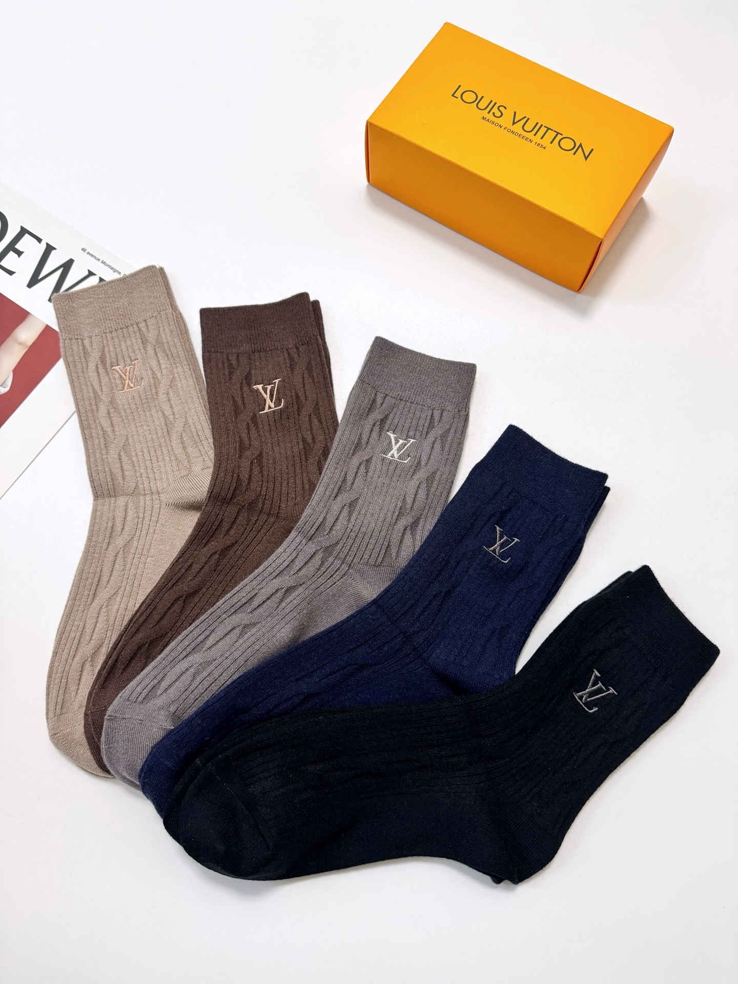 配包装🌟【一盒5 双】男士福利款 🌟LV 路易威登 经典刺绣字母logo 羊绒混纺中筒袜 ，软糯亲肤，i