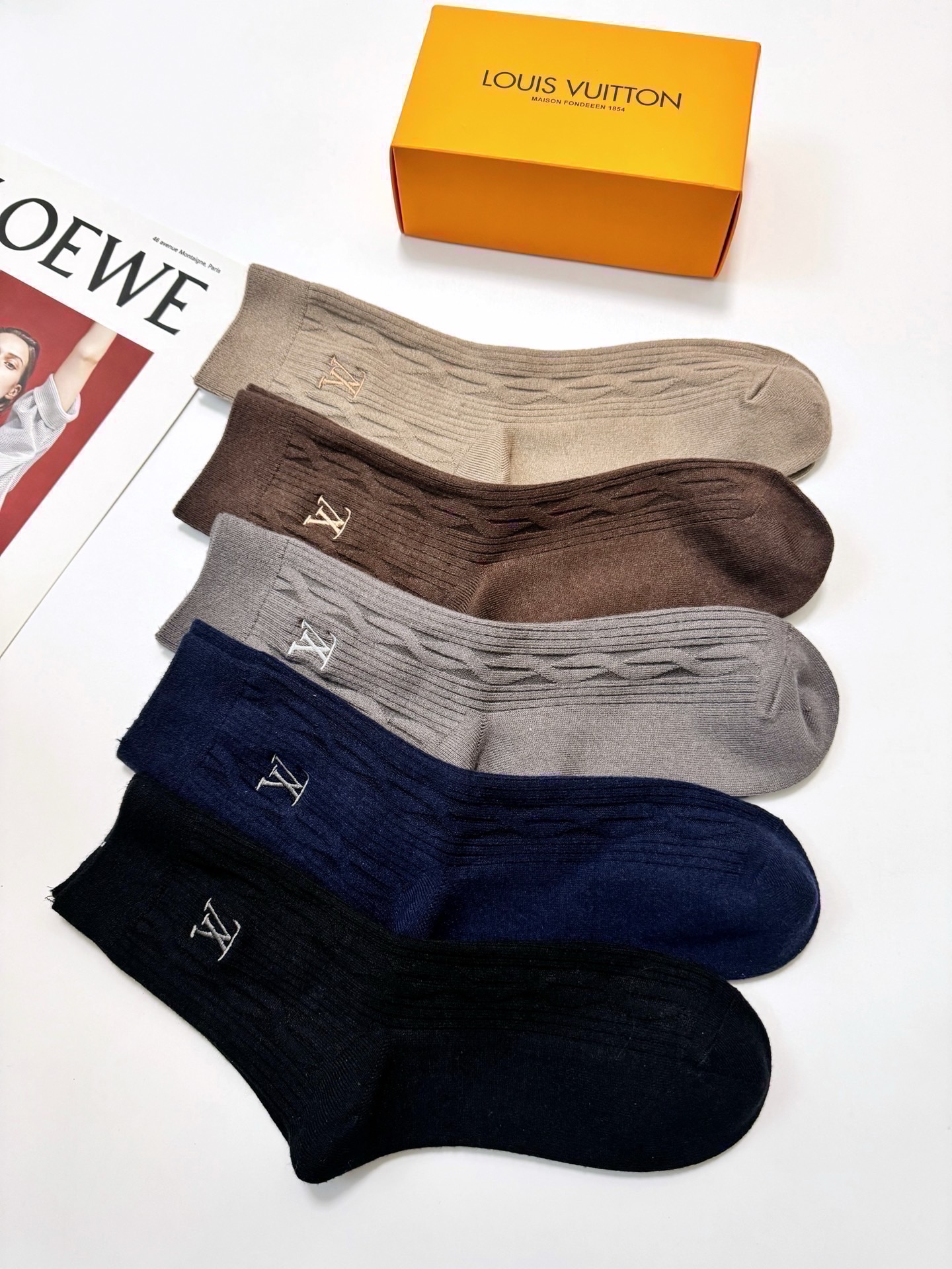 配包装🌟【一盒5 双】男士福利款 🌟LV 路易威登 经典刺绣字母logo 羊绒混纺中筒袜 ，软糯亲肤，i