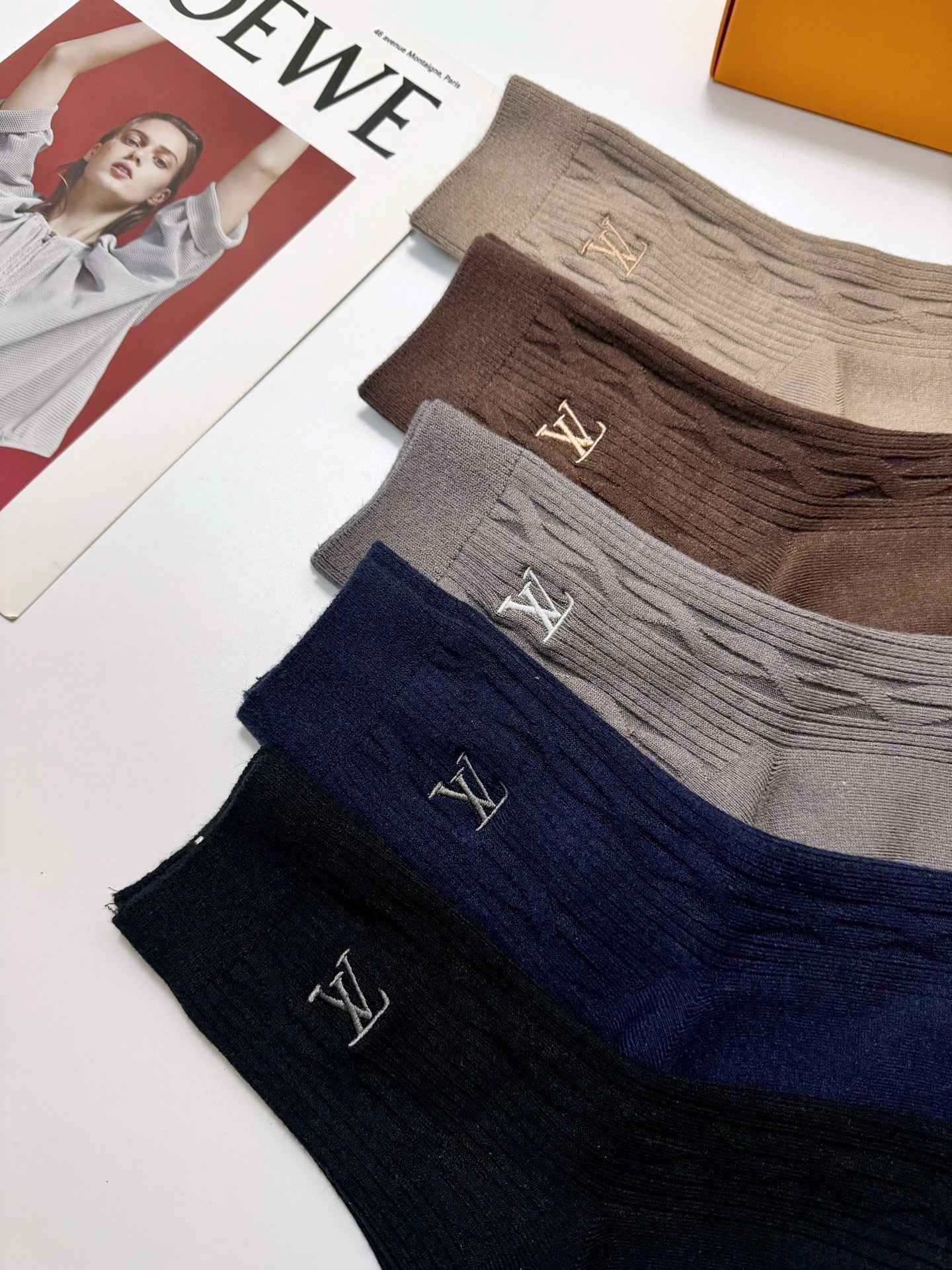 配包装🌟【一盒5 双】男士福利款 🌟LV 路易威登 经典刺绣字母logo 羊绒混纺中筒袜 ，软糯亲肤，i
