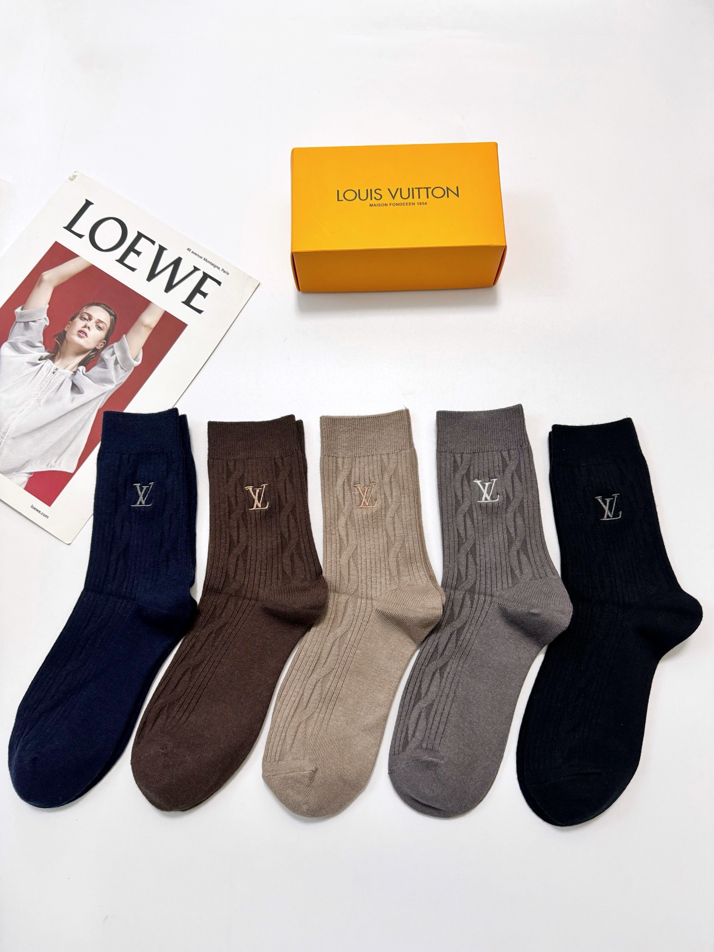 配包装🌟【一盒5 双】男士福利款 🌟LV 路易威登 经典刺绣字母logo 羊绒混纺中筒袜 ，软糯亲肤，i
