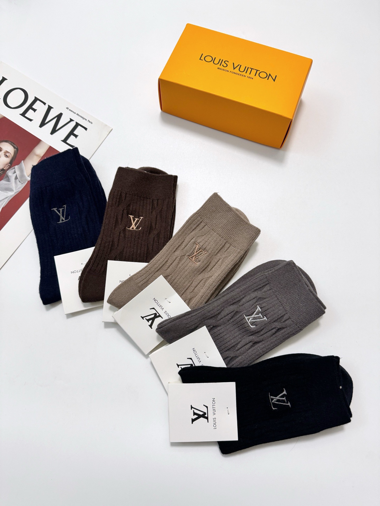 配包装🌟【一盒5 双】男士福利款 🌟LV 路易威登 经典刺绣字母logo 羊绒混纺中筒袜 ，软糯亲肤，i