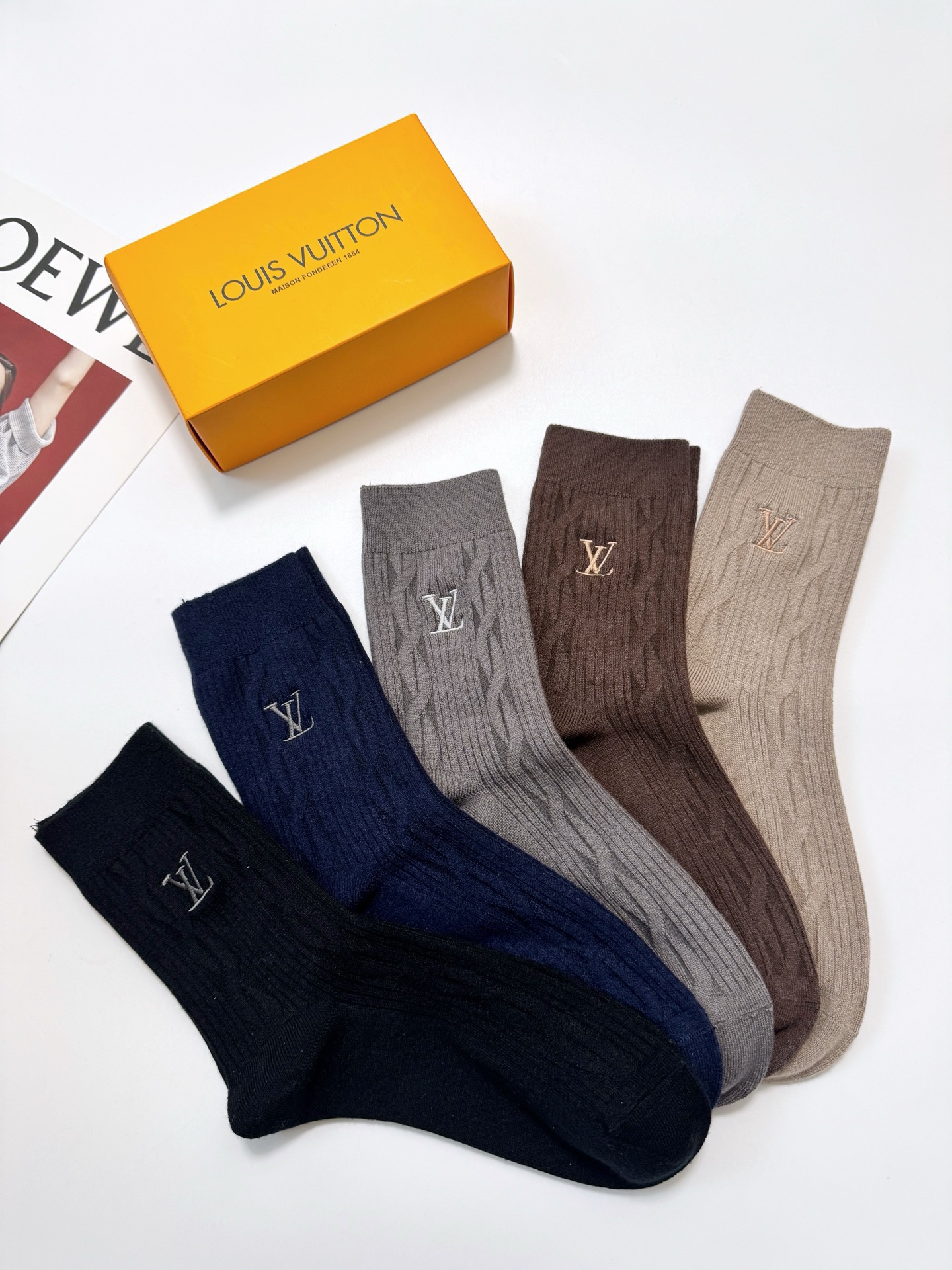 配包装🌟【一盒5 双】男士福利款 🌟LV 路易威登 经典刺绣字母logo 羊绒混纺中筒袜 ，软糯亲肤，i
