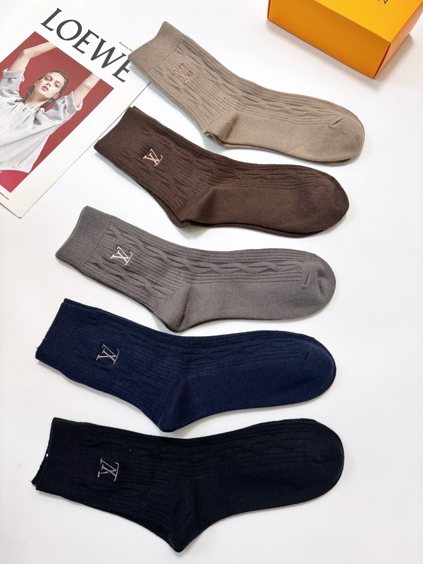 配包装🌟【一盒5 双】男士福利款 🌟LV 路易威登 经典刺绣字母logo 羊绒混纺中筒袜 ，软糯亲肤，i