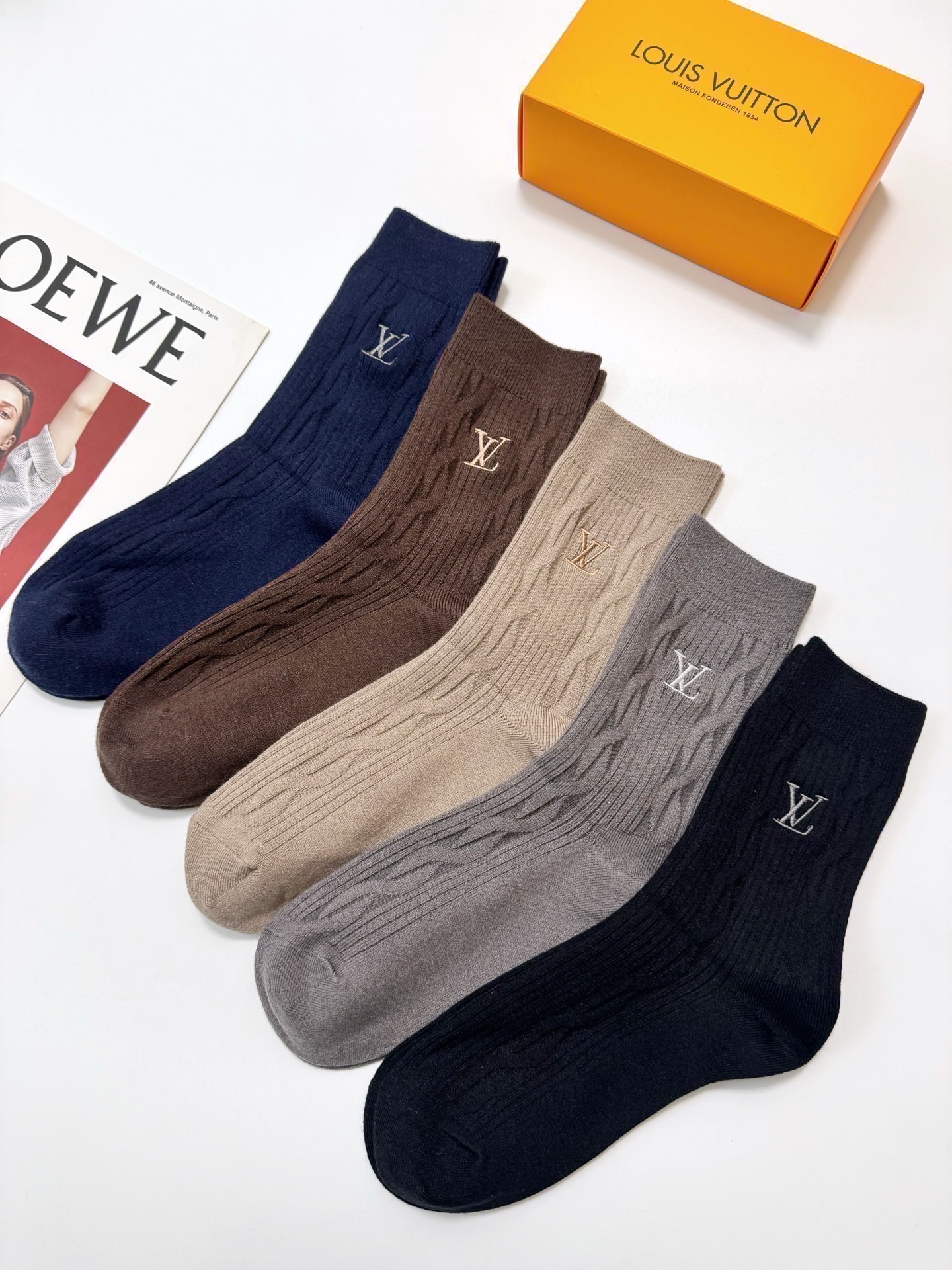 配包装🌟【一盒5 双】男士福利款 🌟LV 路易威登 经典刺绣字母logo 羊绒混纺中筒袜 ，软糯亲肤，i