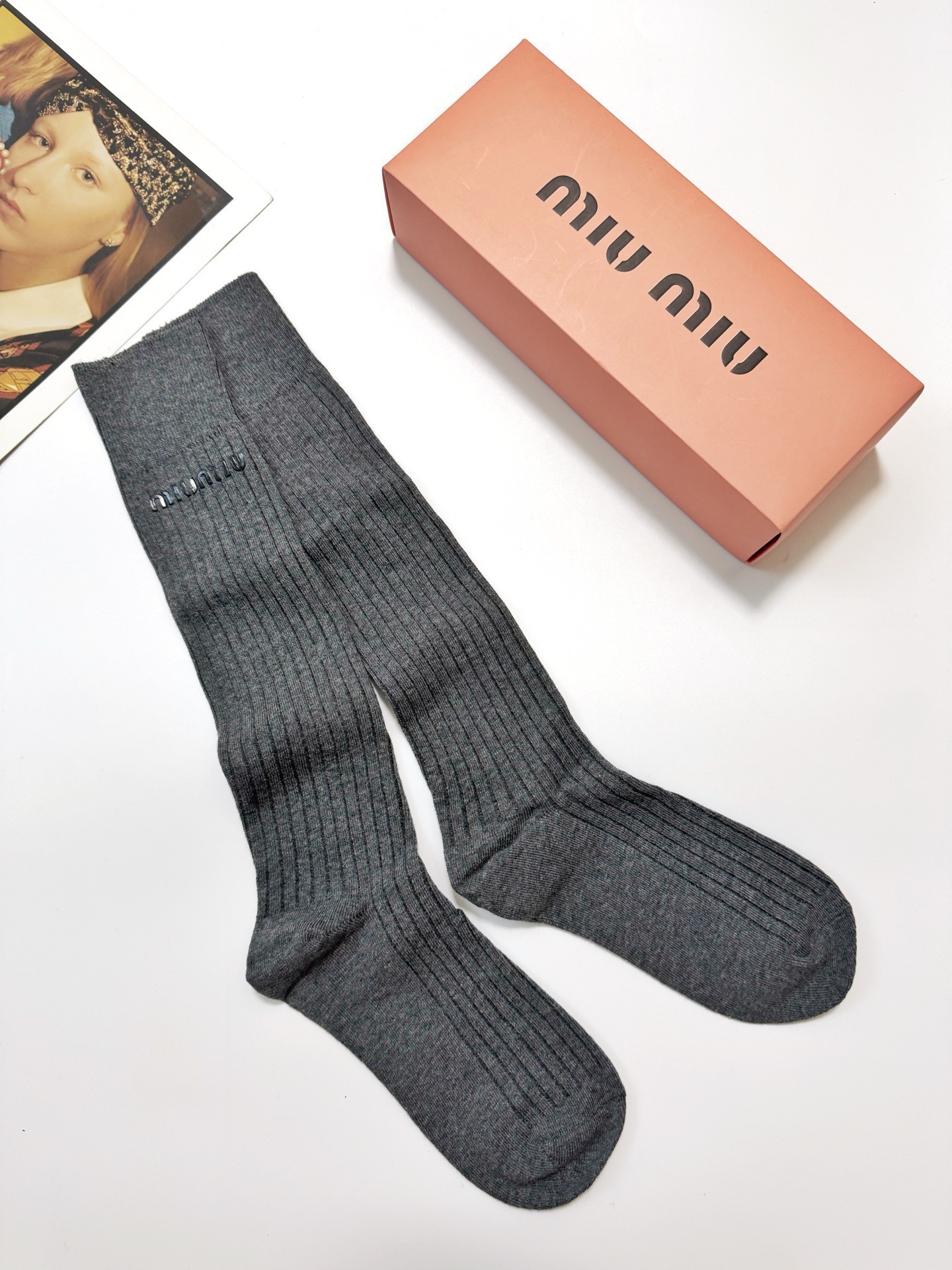 配包装🌟【一盒一双】🌟缪缪 miumiu 经典字母logo纯棉长筒袜 小腿袜🌟ins爆款！专柜在售ing