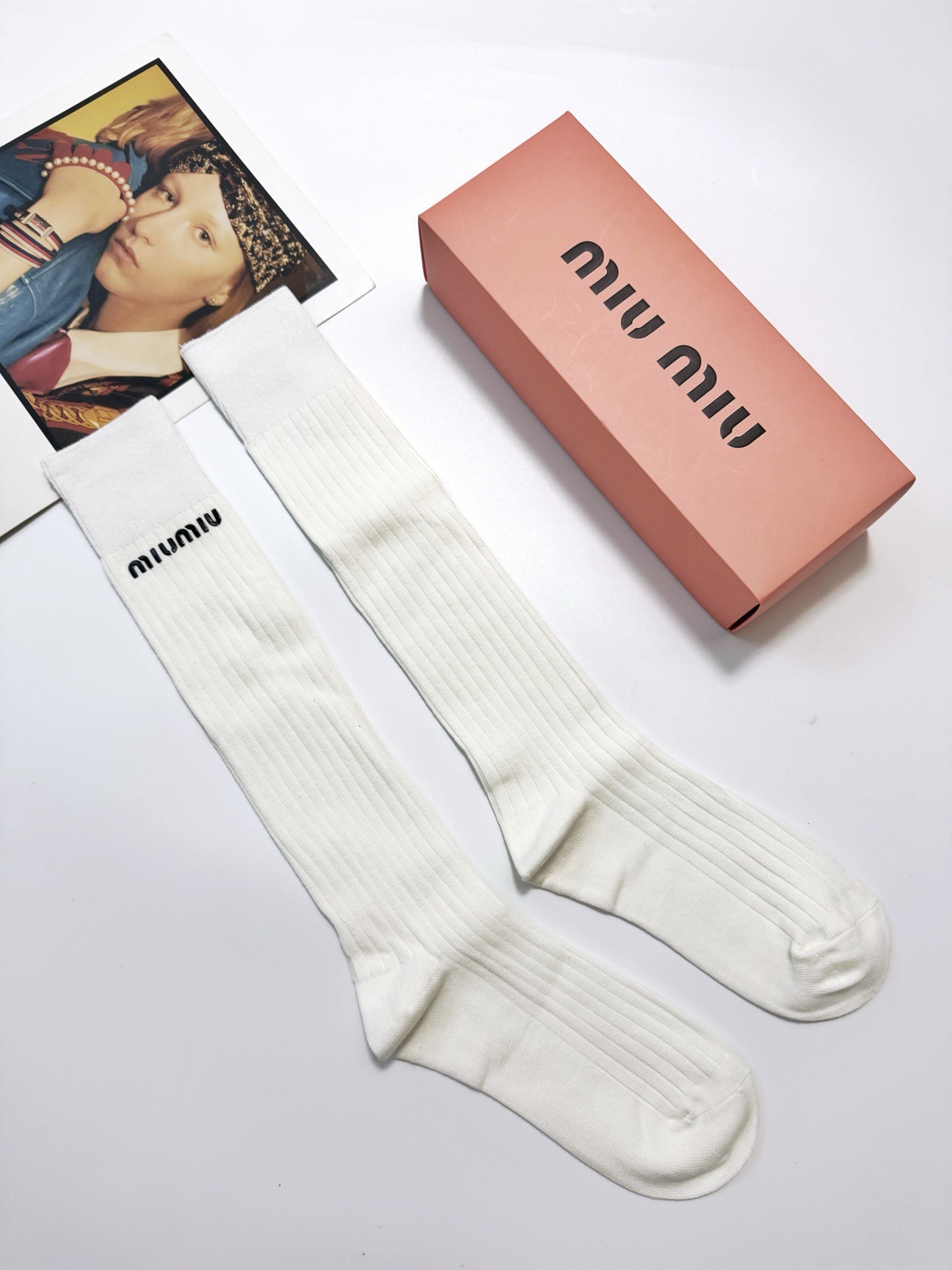 配包装🌟【一盒一双】🌟缪缪 miumiu 经典字母logo纯棉长筒袜 小腿袜🌟ins爆款！专柜在售ing