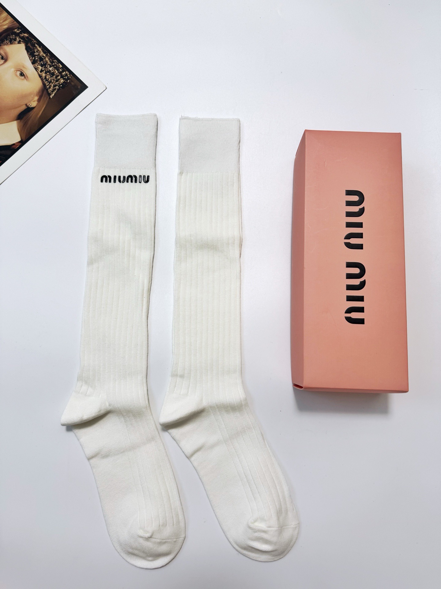 配包装🌟【一盒一双】🌟缪缪 miumiu 经典字母logo纯棉长筒袜 小腿袜🌟ins爆款！专柜在售ing