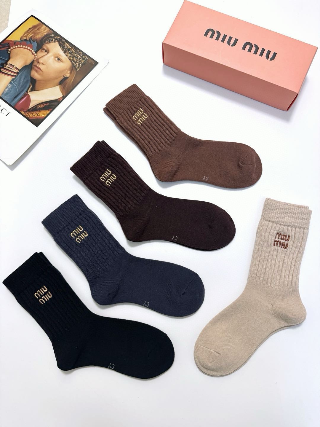 配包装🌟【一盒5 双】 🌟缪缪 miumiu 经典刺绣字母logo 羊绒混纺中筒袜 ，软糯亲肤，ins超