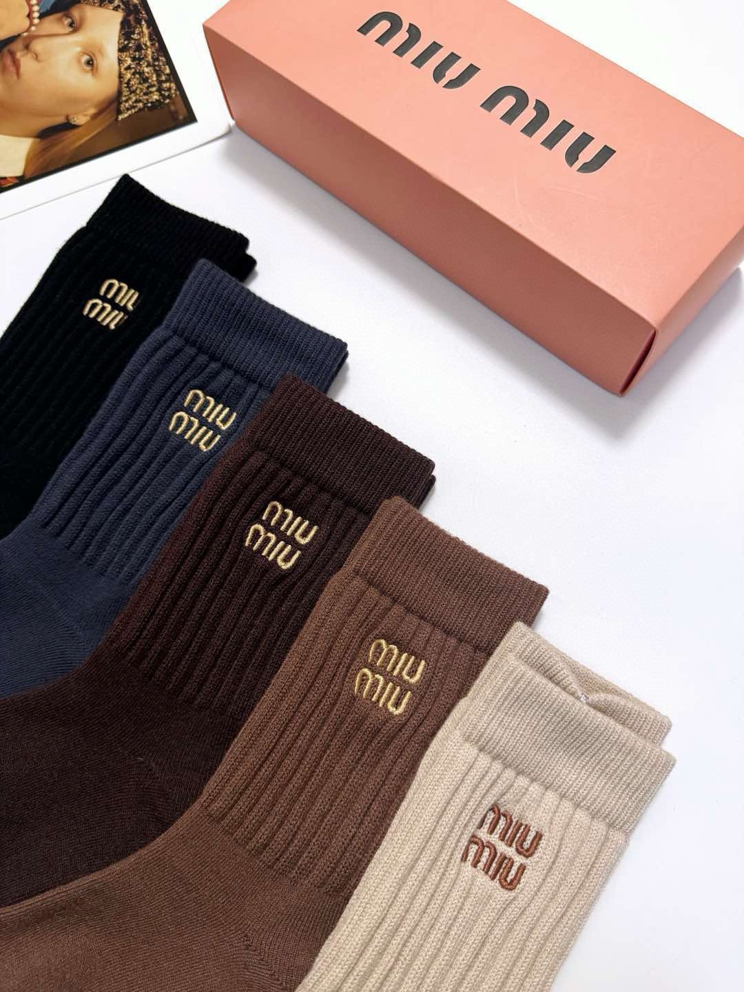 配包装🌟【一盒5 双】 🌟缪缪 miumiu 经典刺绣字母logo 羊绒混纺中筒袜 ，软糯亲肤，ins超