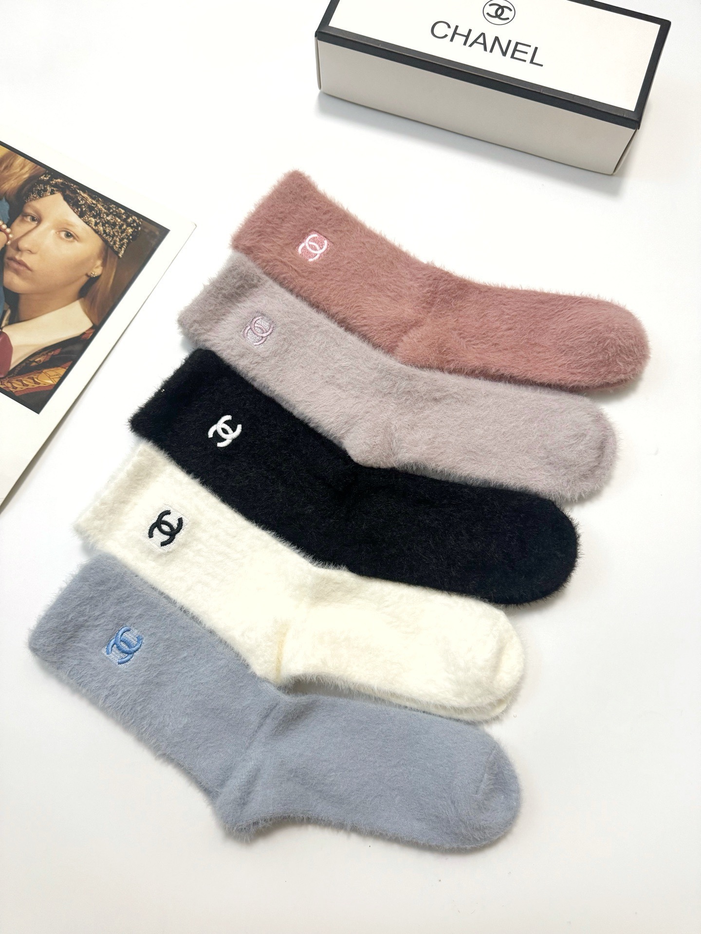 配包装🌟【一盒5 双】🌟Chanel香奈儿 欧美大牌 经典字母 logo 水貂绒短筒袜 ！超级软糯亲肤！