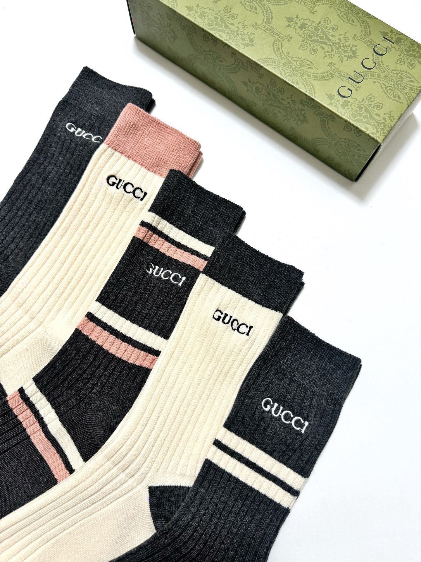 配包装🌟【一盒5 双】 🌟Gucci 古琦 经典刺绣字母logo 纯棉中筒袜 ，ins超火爆小腿袜，纯棉