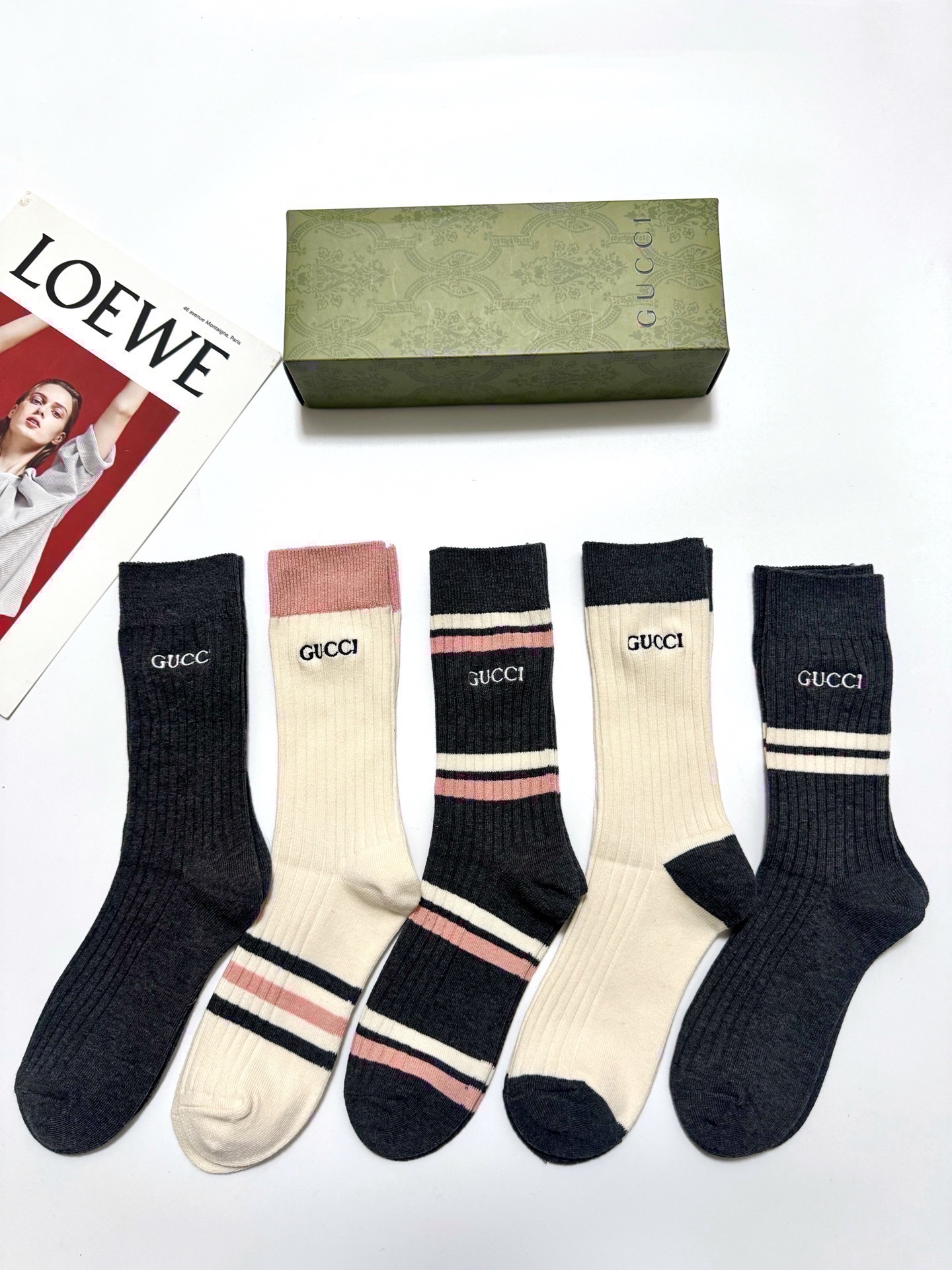 配包装🌟【一盒5 双】 🌟Gucci 古琦 经典刺绣字母logo 纯棉中筒袜 ，ins超火爆小腿袜，纯棉