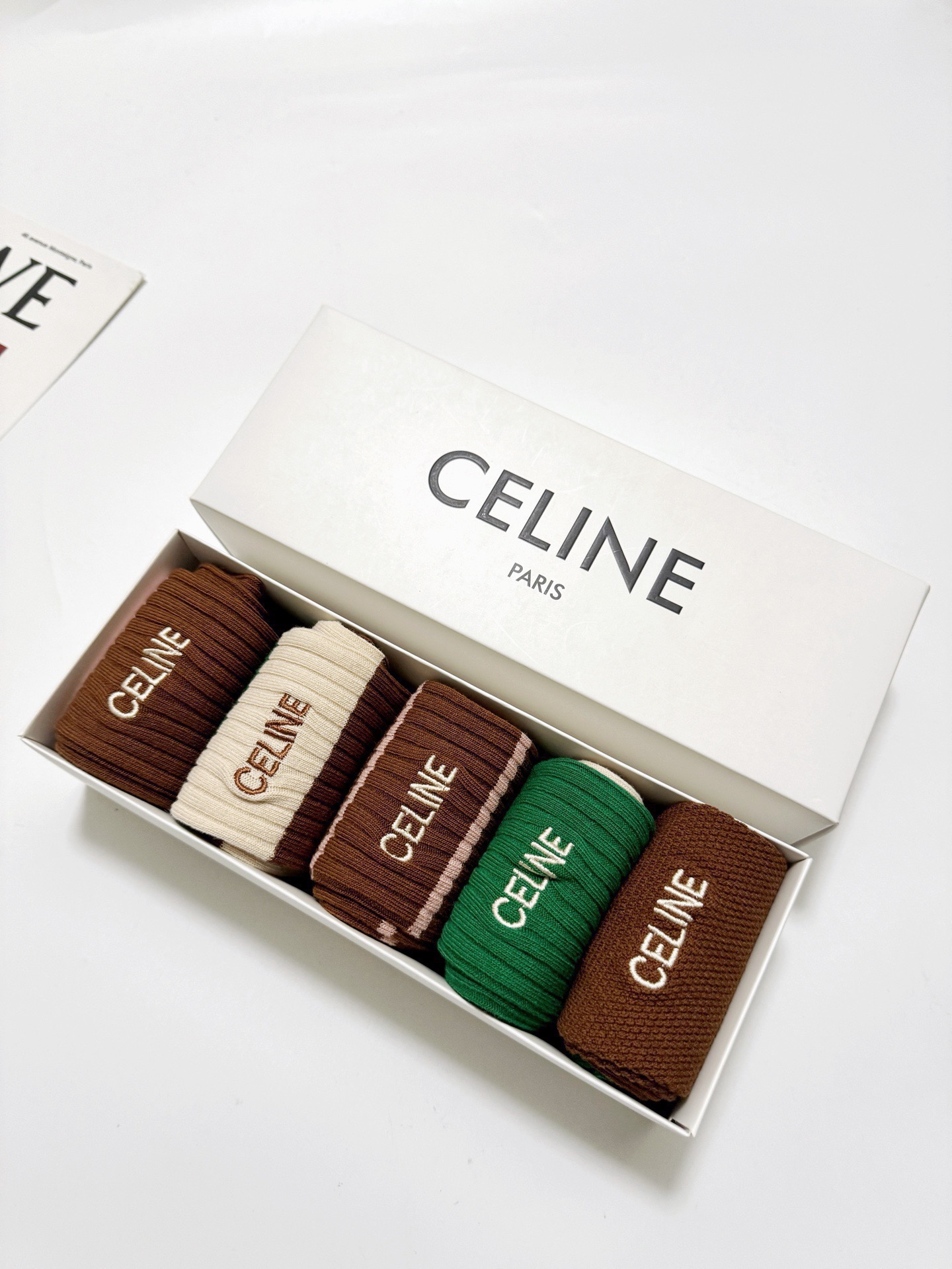 配包装🌟【一盒5 双】 🌟Celine 赛琳 经典刺绣字母logo 纯棉混纺中筒袜 ，软糯亲肤，ins超