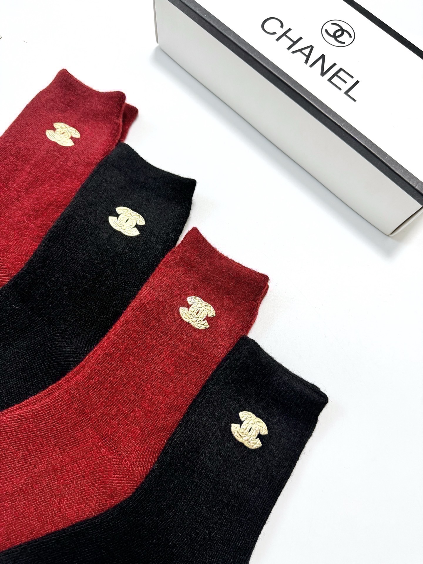 配包装🌟【一盒4 双】🌟Chanel 香奈儿 经典字母 logo羊毛 中筒袜 ！超级软糯亲肤！🌟ins爆