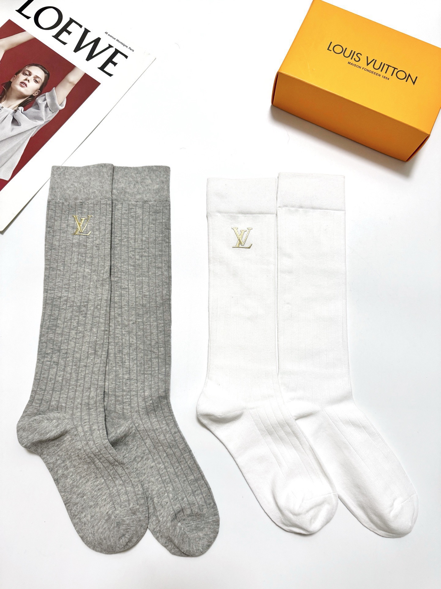 配包装🌟【一盒2双】 🌟LV 路易威登 经典字母logo纯棉袜 小腿堆堆袜，ins超火爆红人同款，精美 