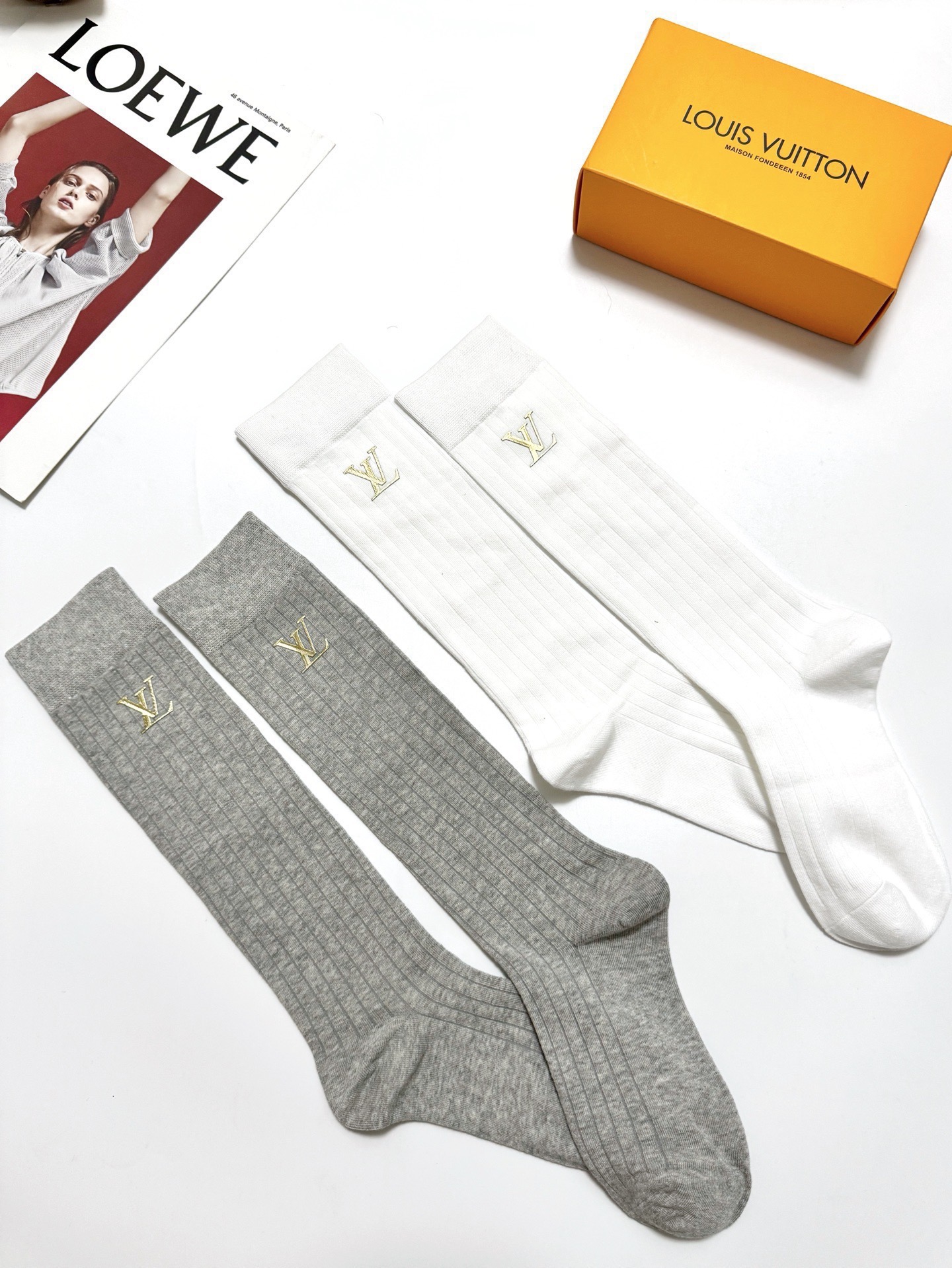 配包装🌟【一盒2双】 🌟LV 路易威登 经典字母logo纯棉袜 小腿堆堆袜，ins超火爆红人同款，精美 