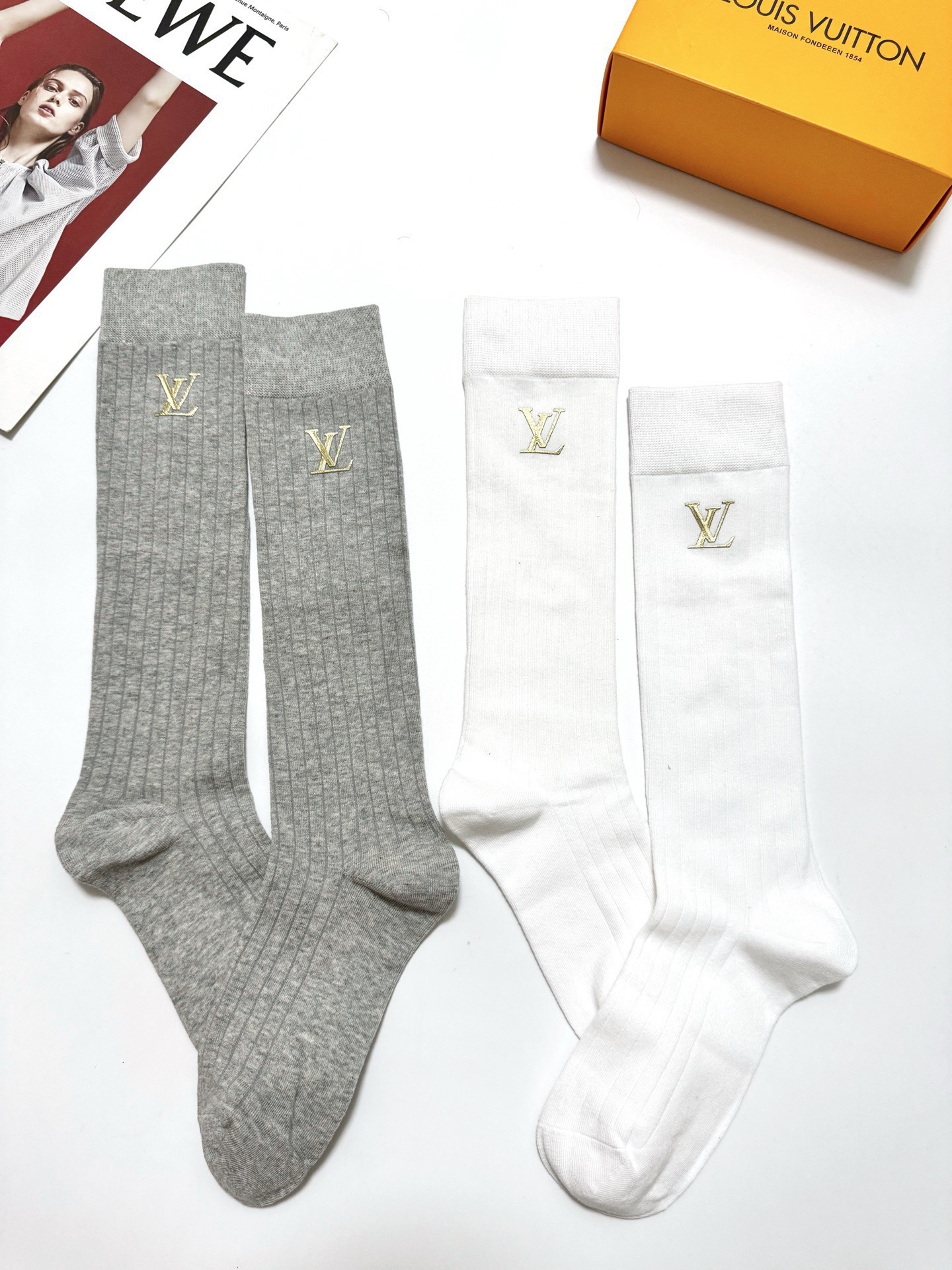 配包装🌟【一盒2双】 🌟LV 路易威登 经典字母logo纯棉袜 小腿堆堆袜，ins超火爆红人同款，精美 