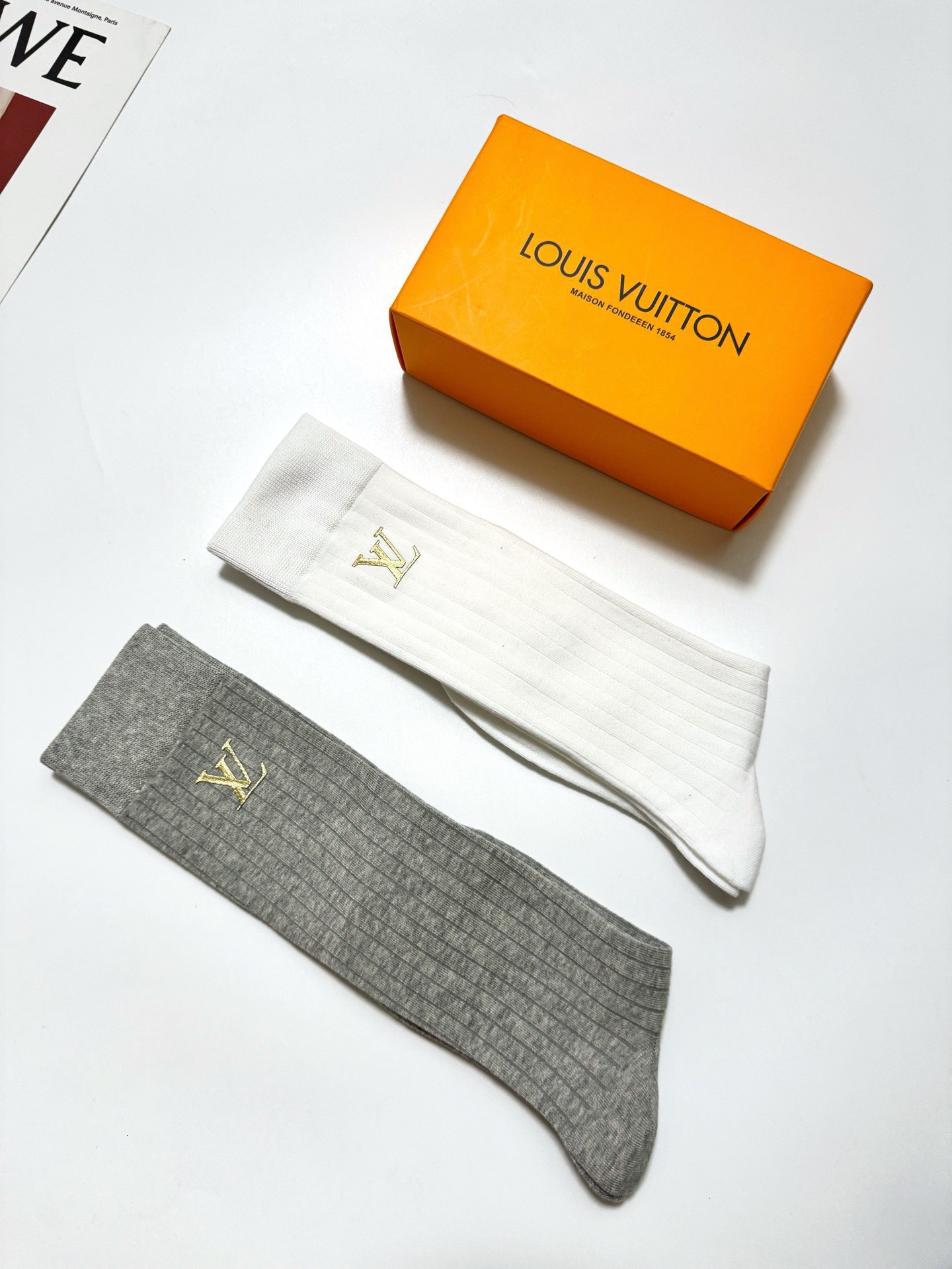配包装🌟【一盒2双】 🌟LV 路易威登 经典字母logo纯棉袜 小腿堆堆袜，ins超火爆红人同款，精美 