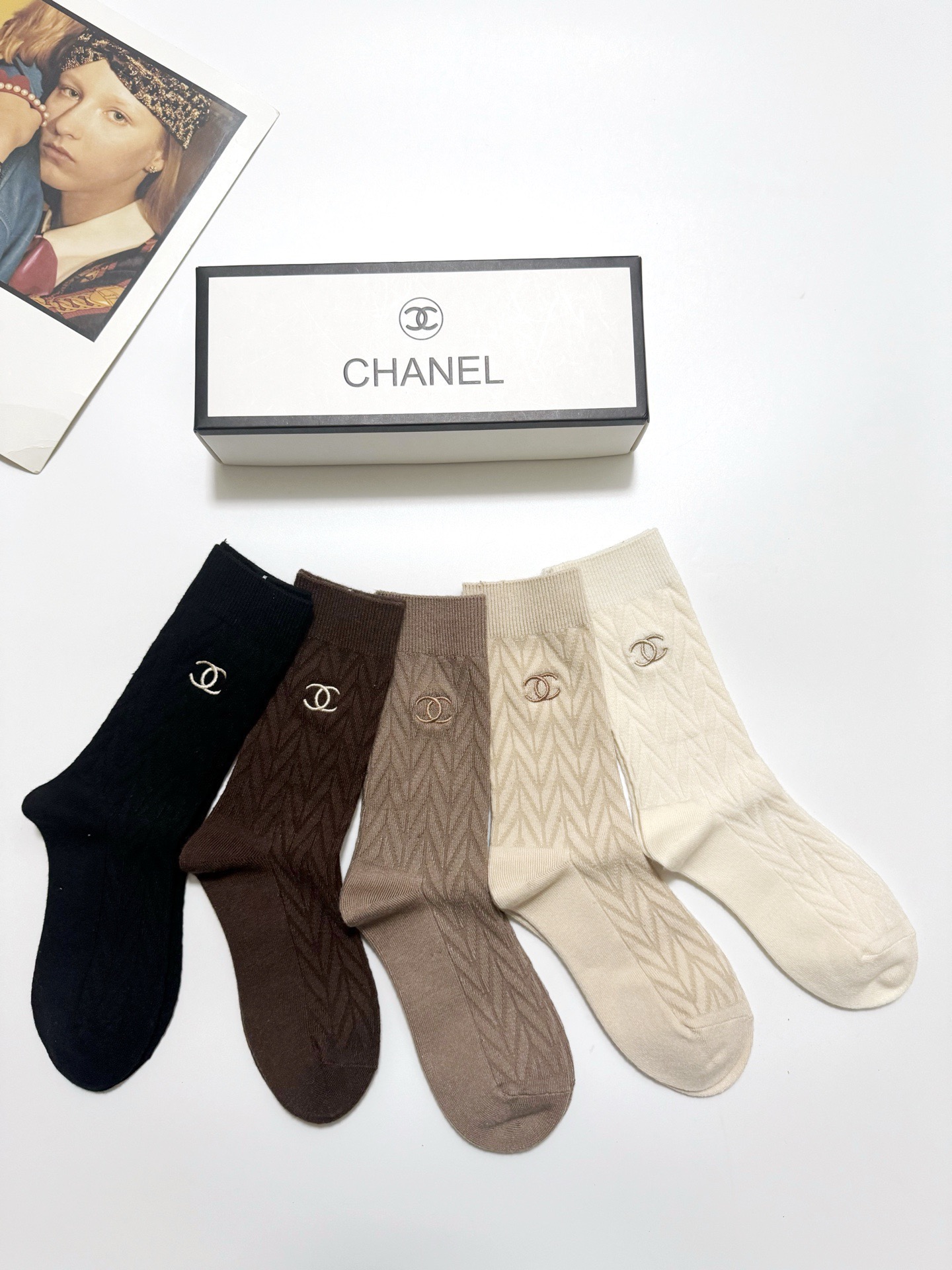 配包装🌟【一盒5双】🌟Chanel 香奈儿 经典字母 logo羊绒 中筒袜 ！超级软糯亲肤！🌟ins爆款