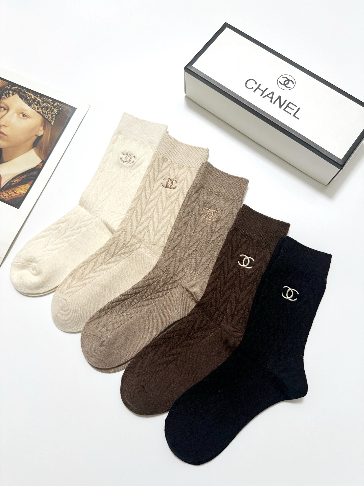 配包装🌟【一盒5双】🌟Chanel 香奈儿 经典字母 logo羊绒 中筒袜 ！超级软糯亲肤！🌟ins爆款