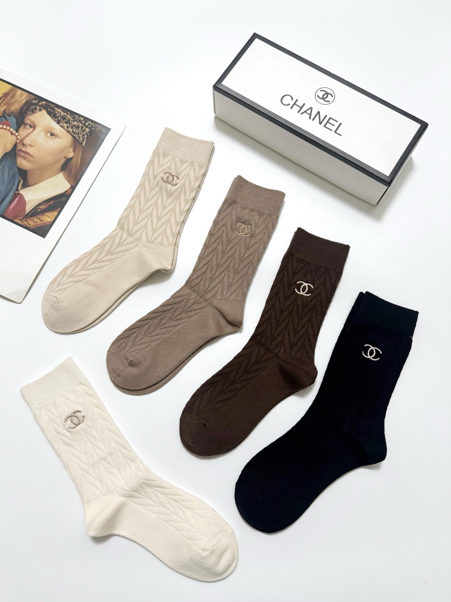 配包装🌟【一盒5双】🌟Chanel 香奈儿 经典字母 logo羊绒 中筒袜 ！超级软糯亲肤！🌟ins爆款