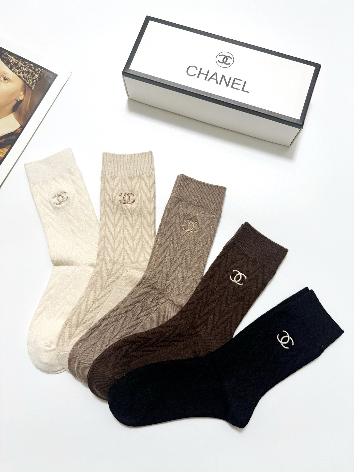 配包装🌟【一盒5双】🌟Chanel 香奈儿 经典字母 logo羊绒 中筒袜 ！超级软糯亲肤！🌟ins爆款