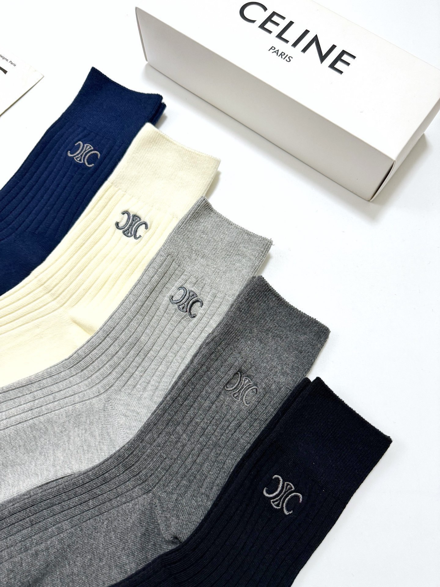 配包装🌟【一盒5 双】 🌟Celine 赛琳 经典刺绣字母logo 纯棉 混纺中筒袜 ，软糯亲肤，ins