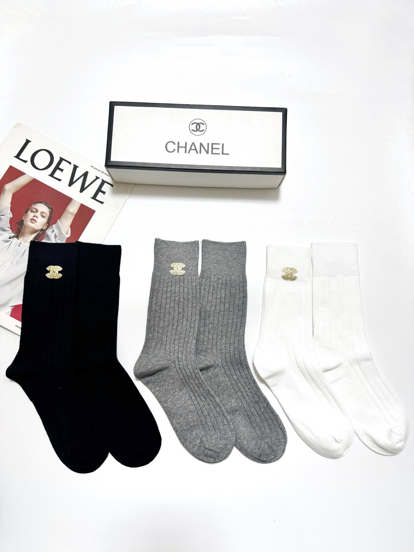 配包装🌟【一盒3 双】🌟 Chanel 香奈儿 经典字母logo纯棉 中筒袜 🌟经典配色个性时尚🌟ins