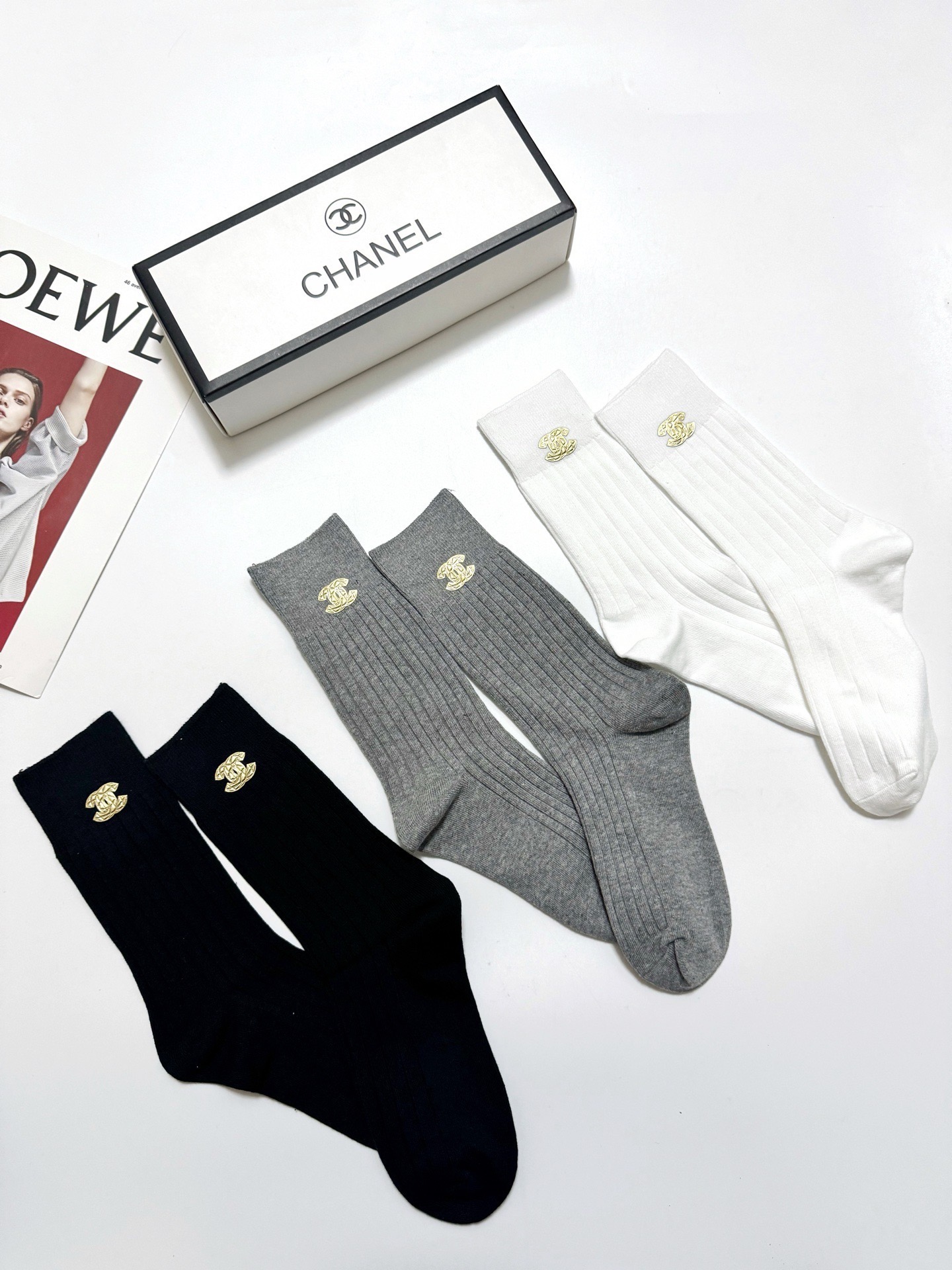 配包装🌟【一盒3 双】🌟 Chanel 香奈儿 经典字母logo纯棉 中筒袜 🌟经典配色个性时尚🌟ins