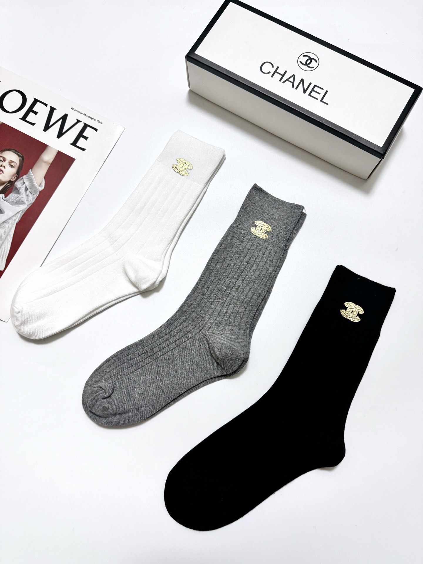 配包装🌟【一盒3 双】🌟 Chanel 香奈儿 经典字母logo纯棉 中筒袜 🌟经典配色个性时尚🌟ins