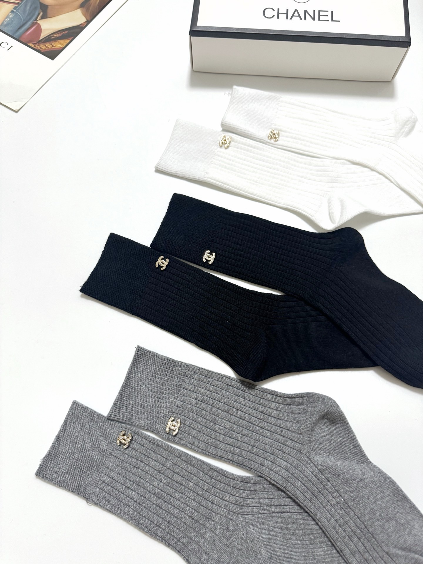 配包装🌟【一盒3 双】🌟Chanel 香奈儿 经典字母logo 纯棉中筒袜 小腿袜 🌟ins爆款！专柜在