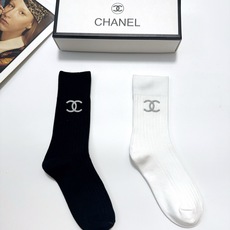 配包装🌟【一盒2 双】 🌟Chanel 香奈儿 经典字母logo ins超火爆中筒袜,纯棉面料,潮人必备 配包装🌟【一盒2 双】 🌟Chanel 香奈儿 经典字母logo ins超火爆中筒袜,纯棉面料,潮人必备