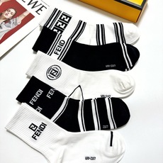 配包装🌟【一盒5 双】 🌟Fendi 芬迪 经典字母logo 纯棉中筒袜 ,ins超火爆中筒袜 纯棉 配包装🌟【一盒5 双】 🌟Fendi 芬迪 经典字母logo 纯棉中筒袜 ,ins超火爆中筒袜 纯棉