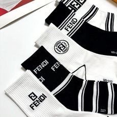 配包装🌟【一盒5 双】 🌟Fendi 芬迪 经典字母logo 纯棉中筒袜 ,ins超火爆中筒袜 纯棉 配包装🌟【一盒5 双】 🌟Fendi 芬迪 经典字母logo 纯棉中筒袜 ,ins超火爆中筒袜 纯棉