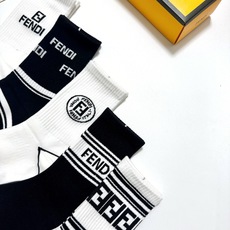 配包装🌟【一盒5 双】 🌟Fendi 芬迪 经典字母logo 纯棉中筒袜 ,ins超火爆中筒袜 纯棉 配包装🌟【一盒5 双】 🌟Fendi 芬迪 经典字母logo 纯棉中筒袜 ,ins超火爆中筒袜 纯棉
