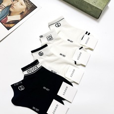 配包装🌟【一盒5 双】 🌟Gucci 古琦 经典字母logo 双G 短袜 ,ins超火爆短袜,纯棉面 配包装🌟【一盒5 双】 🌟Gucci 古琦 经典字母logo 双G 短袜 ,ins超火爆短袜,纯棉面