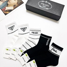 配包装🌟【一盒5 双】 🌟Prada 普拉达 经典字母logo 纯棉短筒袜 ,ins超火爆短袜,纯棉面料 配包装🌟【一盒5 双】 🌟Prada 普拉达 经典字母logo 纯棉短筒袜 ,ins超火爆短袜,纯棉面料