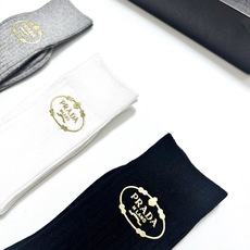 配包装🌟【一盒3 双】🌟 Prada 经典字母logo纯棉 中筒袜 🌟经典配色个性时尚🌟ins爆款!专 配包装🌟【一盒3 双】🌟 Prada 经典字母logo纯棉 中筒袜 🌟经典配色个性时尚🌟ins爆款!专