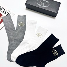 配包装🌟【一盒3 双】🌟 Prada 经典字母logo纯棉 中筒袜 🌟经典配色个性时尚🌟ins爆款!专 配包装🌟【一盒3 双】🌟 Prada 经典字母logo纯棉 中筒袜 🌟经典配色个性时尚🌟ins爆款!专