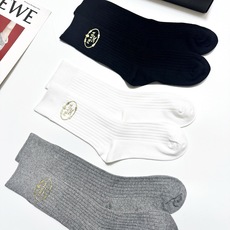 配包装🌟【一盒3 双】🌟 Prada 经典字母logo纯棉 中筒袜 🌟经典配色个性时尚🌟ins爆款!专 配包装🌟【一盒3 双】🌟 Prada 经典字母logo纯棉 中筒袜 🌟经典配色个性时尚🌟ins爆款!专