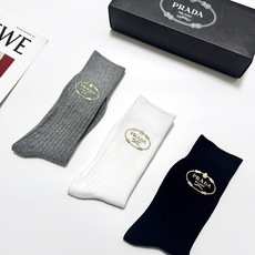 配包装🌟【一盒3 双】🌟 Prada 经典字母logo纯棉 中筒袜 🌟经典配色个性时尚🌟ins爆款!专 配包装🌟【一盒3 双】🌟 Prada 经典字母logo纯棉 中筒袜 🌟经典配色个性时尚🌟ins爆款!专
